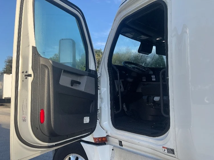 2022 Freightliner Cascadia in Atlanta (Forest Park), GA — photo 9