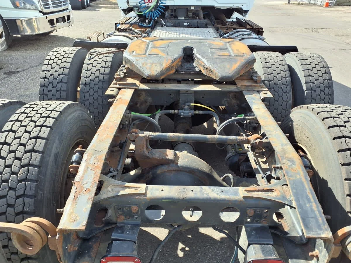 2018 International LT - image 9