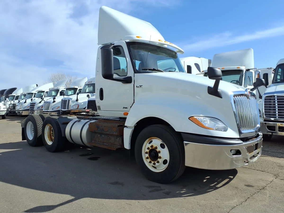 2018 International LT - image 3