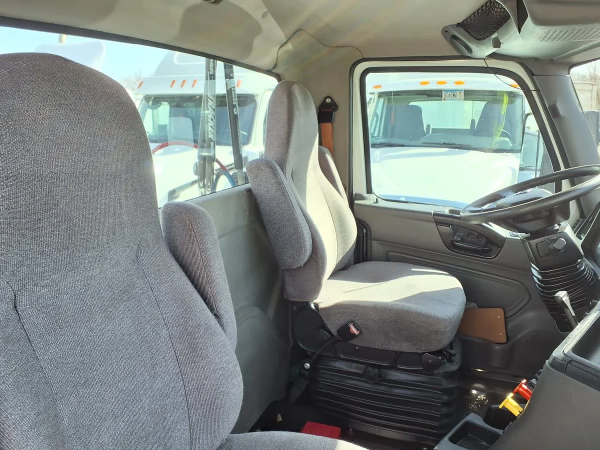 2018 International LT - image 7