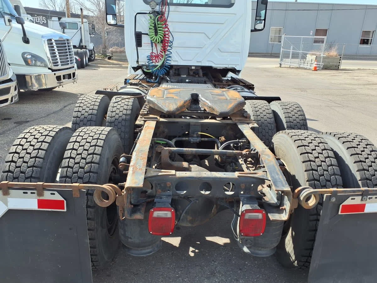 2018 International LT - image 10