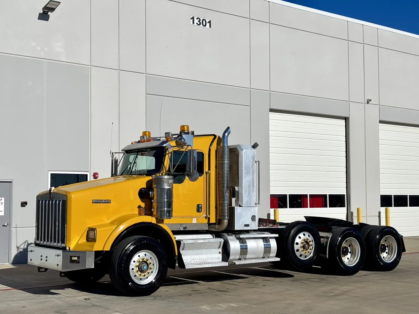 2013 Kenworth T800 - image 2