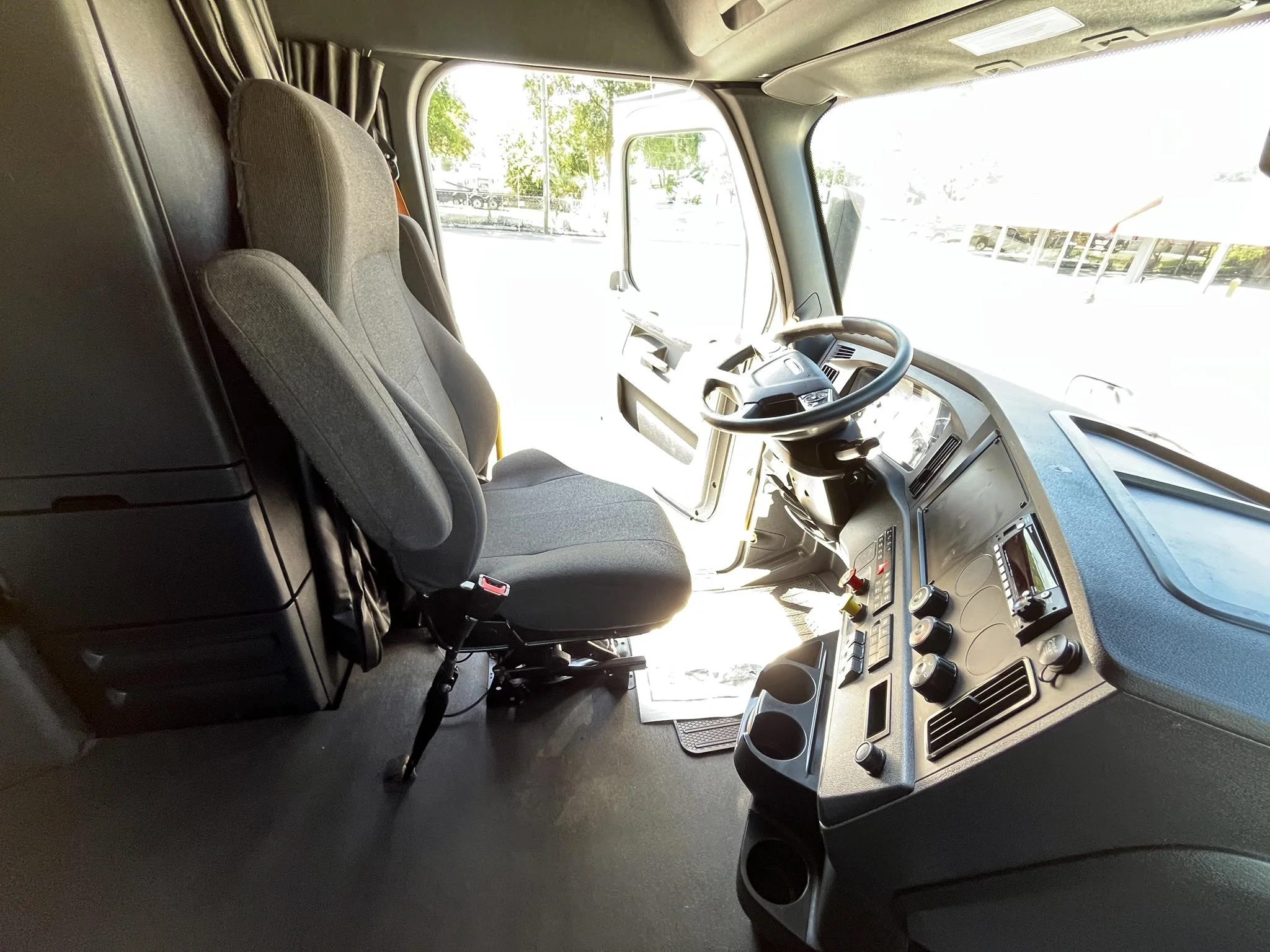 2024 Freightliner Cascadia in Jacksonville, FL — photo 8