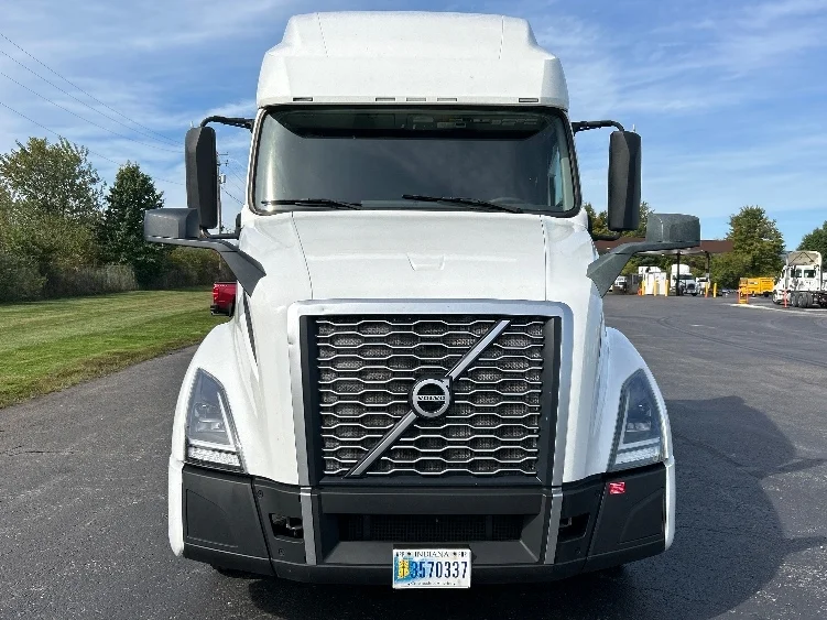 2022 Volvo VNL 760 - image 2