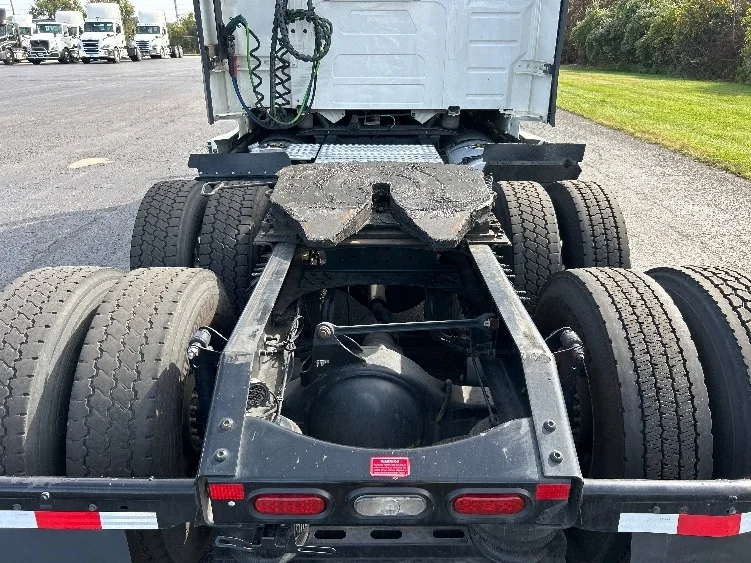 2022 Volvo VNL 760 - image 6