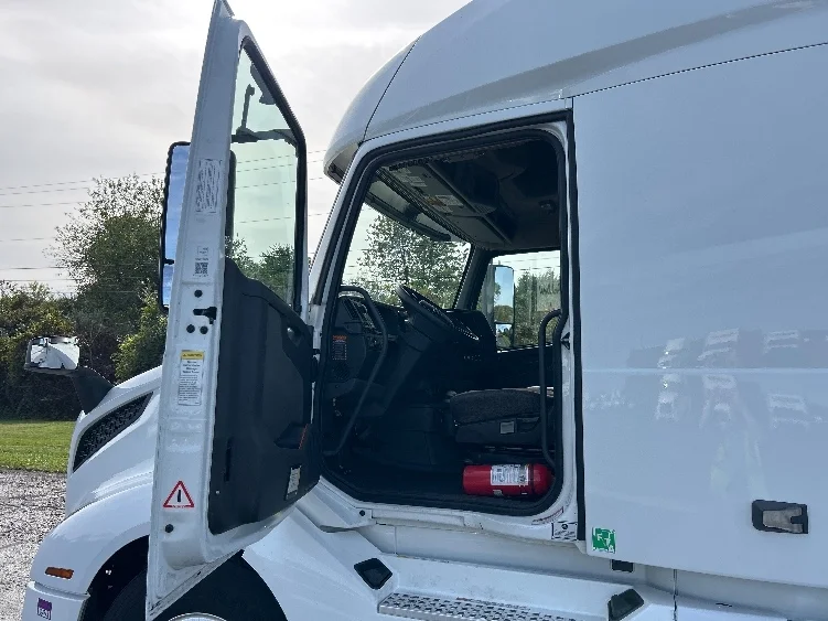 2022 Volvo VNL 760 - image 9