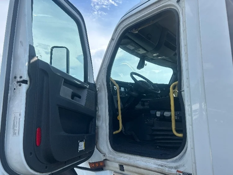 2020 Freightliner Cascadia in Atlanta, GA — photo 9