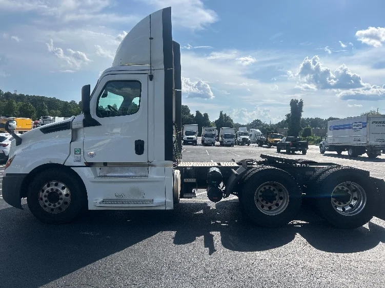 2020 Freightliner Cascadia in Atlanta, GA — photo 4