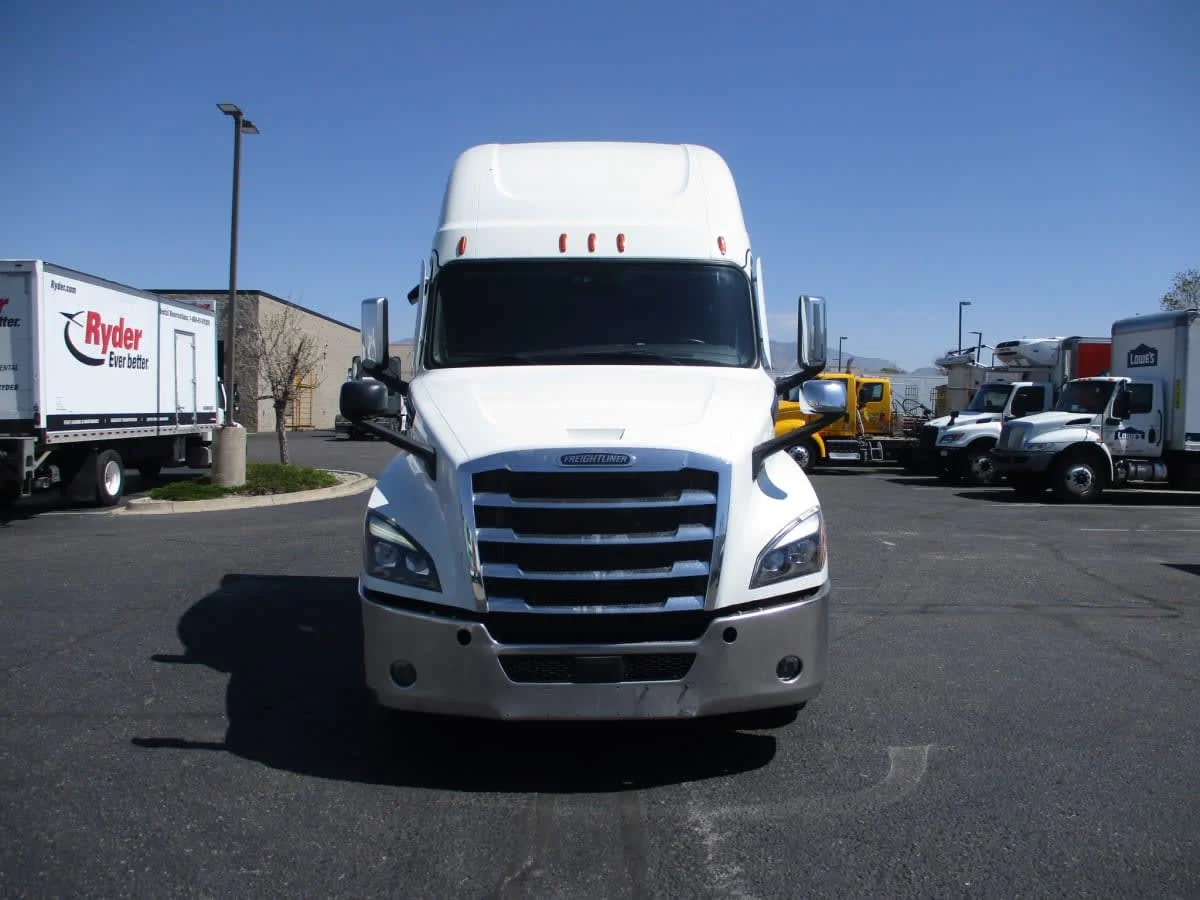 2021 Freightliner Cascadia in Commerce City, CO — photo 2