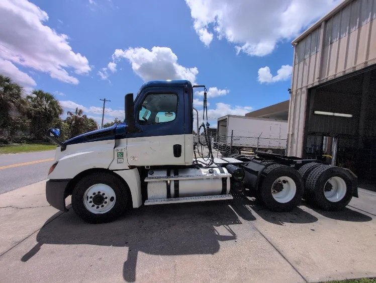 2019 Freightliner Cascadia - image 4