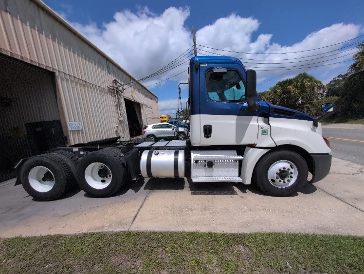 2019 Freightliner Cascadia - image 8
