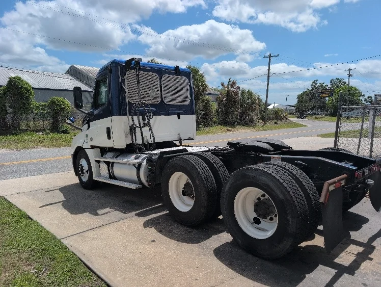 2019 Freightliner Cascadia - image 5