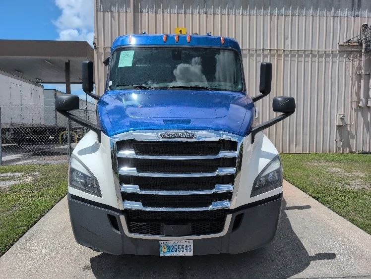 2019 Freightliner Cascadia - image 2