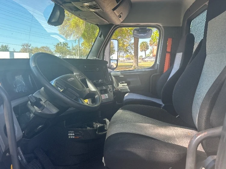 2019 Freightliner Cascadia - image 10