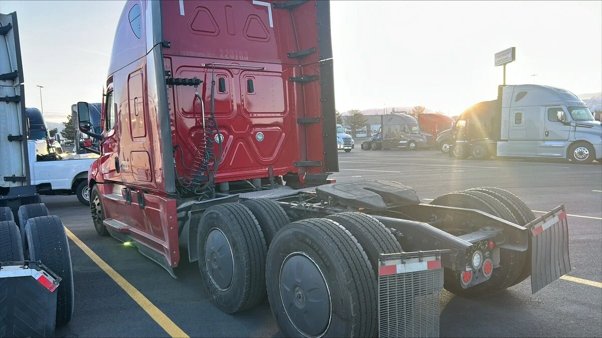 2022 Freightliner Cascadia - image 4