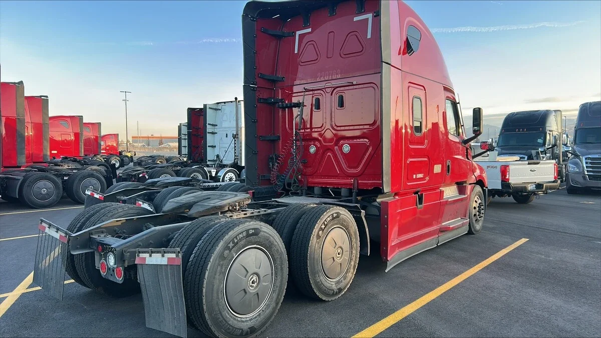 2022 Freightliner Cascadia - image 5