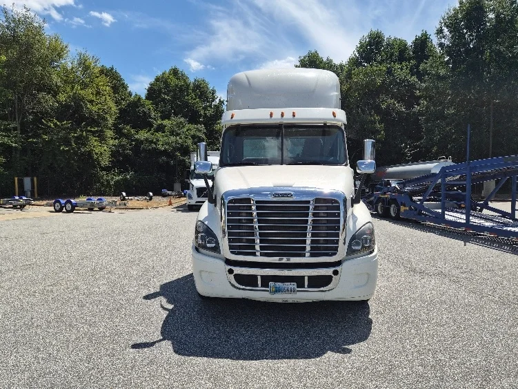 2018 Freightliner Cascadia - image 2