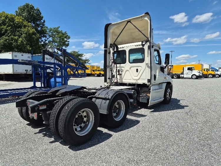 2018 Freightliner Cascadia - image 7