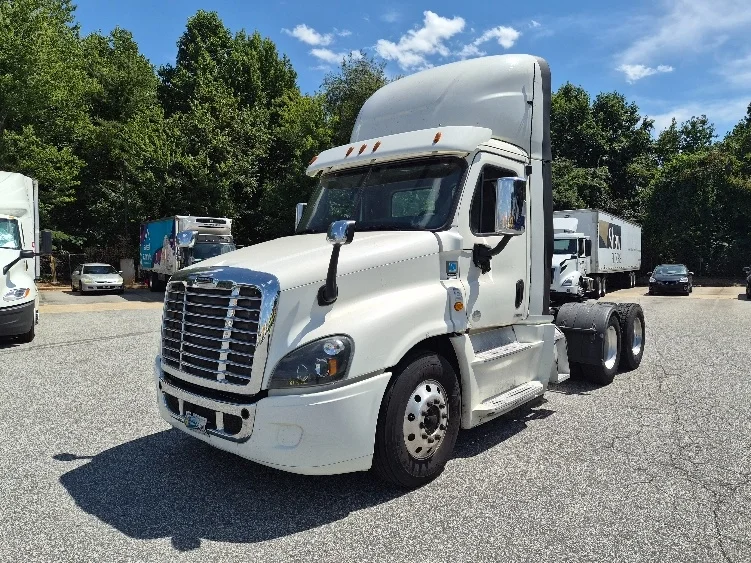 2018 Freightliner Cascadia - image 3