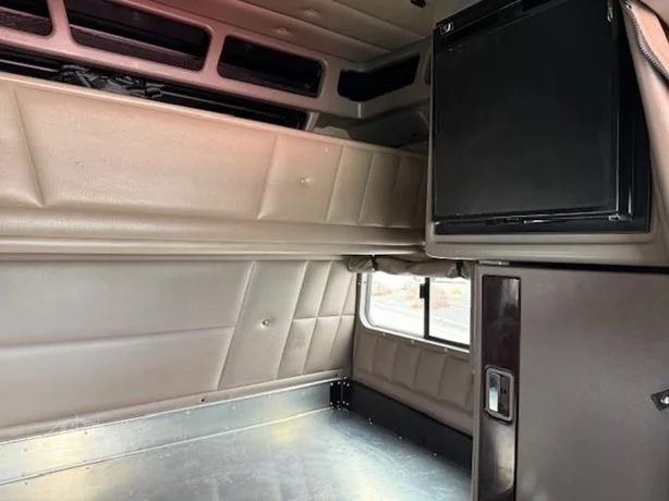 2023 Peterbilt 389 - image 13