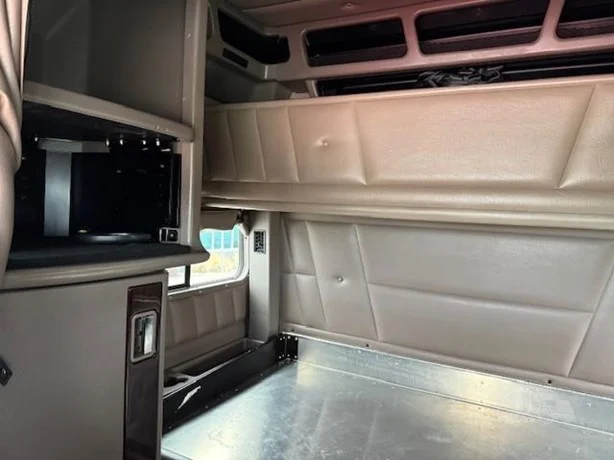 2023 Peterbilt 389 - image 14