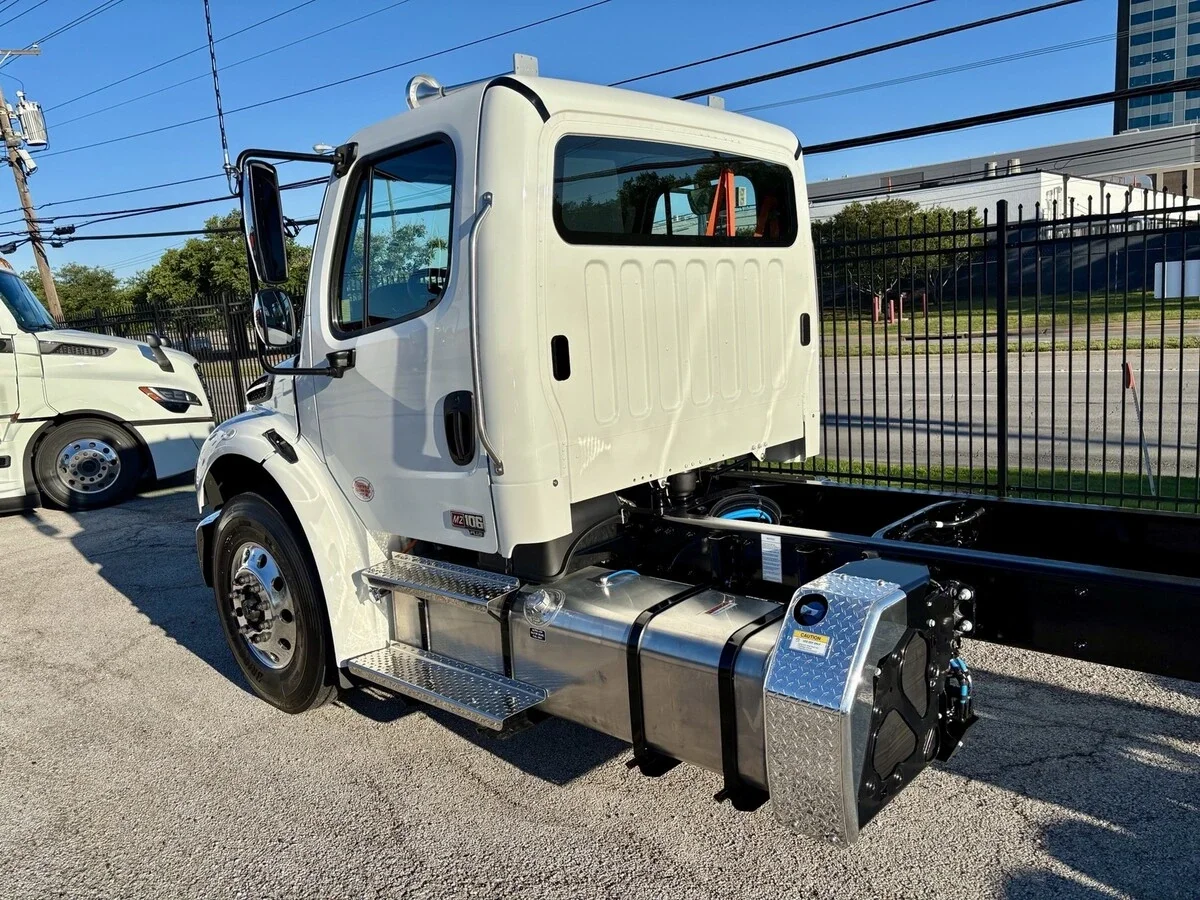 2027 Freightliner M2 106 - image 12