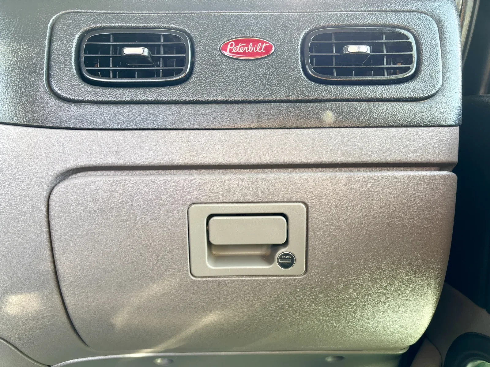 2018 Peterbilt 389 - image 19