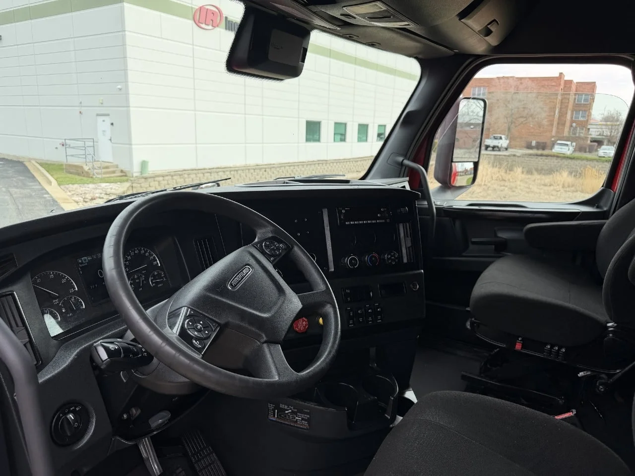 2023 Freightliner Cascadia - image 7