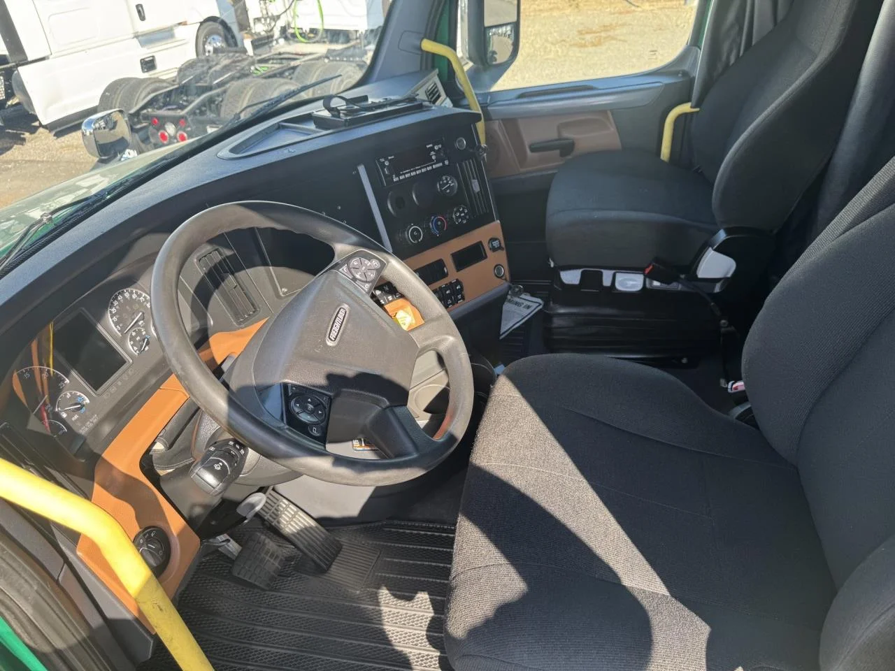 2022 Freightliner Cascadia in Pacific, WA — photo 2
