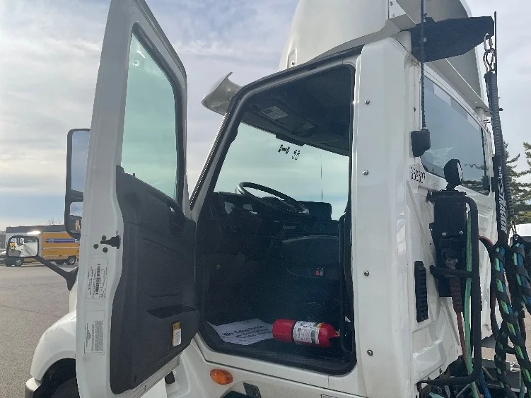 2020 International LT - image 9