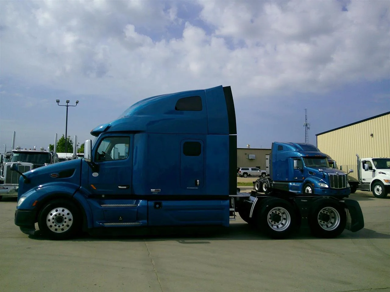 2021 Peterbilt 579 in Fargo, ND — photo 3