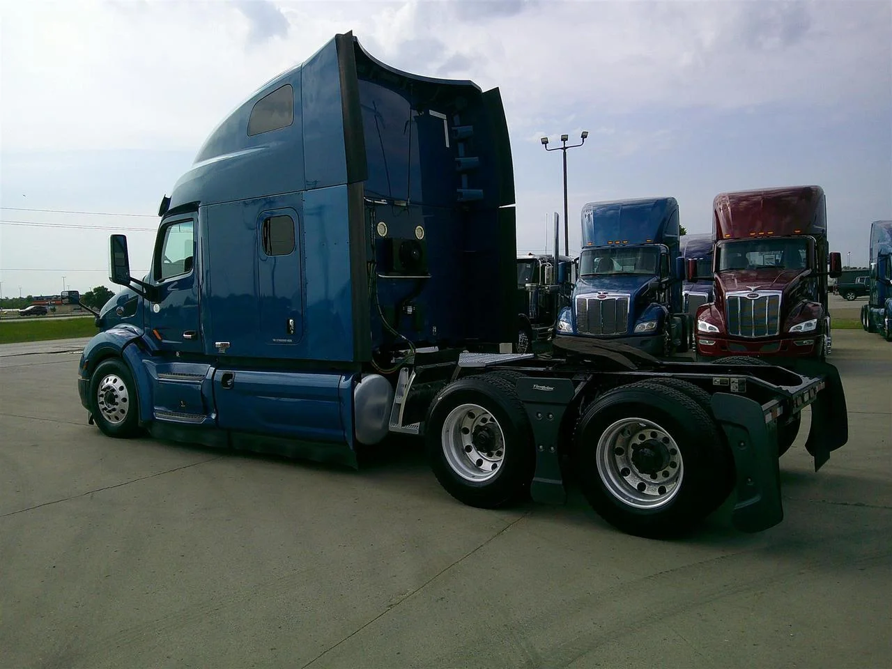 2021 Peterbilt 579 in Fargo, ND — photo 5
