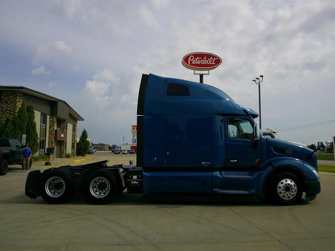 2021 Peterbilt 579 in Fargo, ND — photo 4