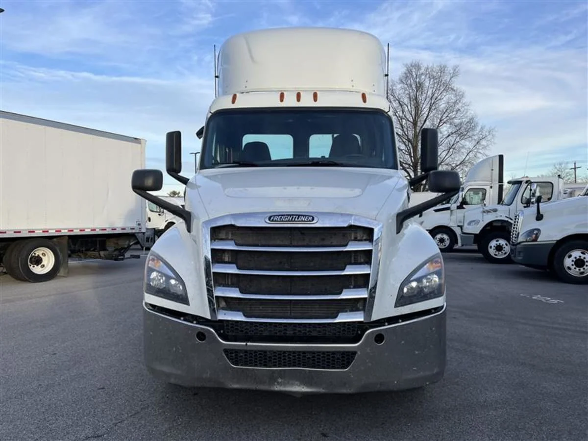 2019 Freightliner Cascadia in Beltsville, MD — photo 2