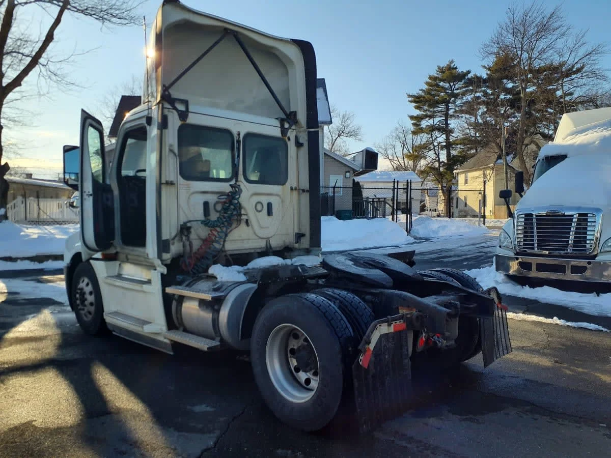 2020 Freightliner Cascadia in Springfield, MA — photo 6