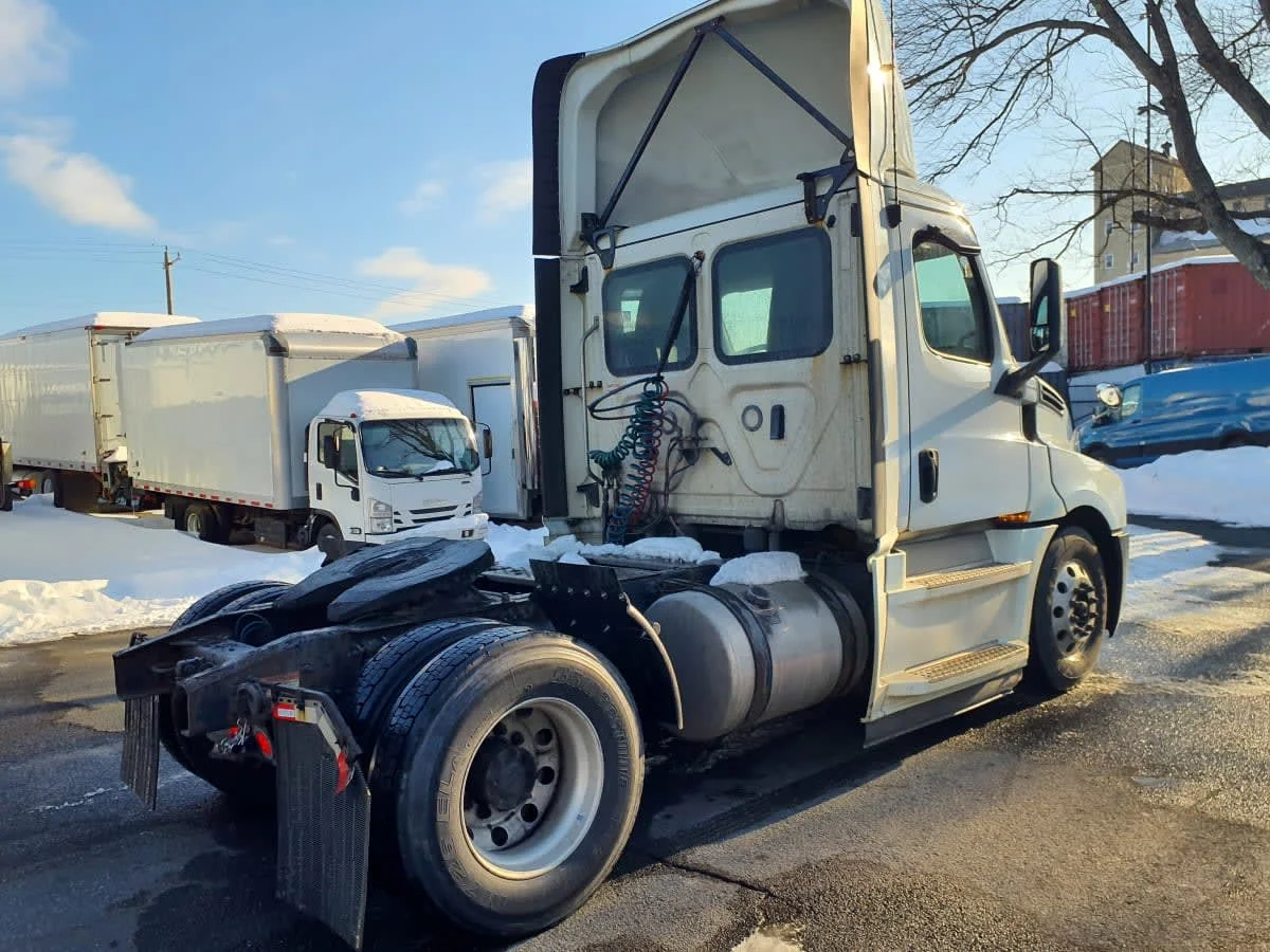 2020 Freightliner Cascadia in Springfield, MA — photo 4