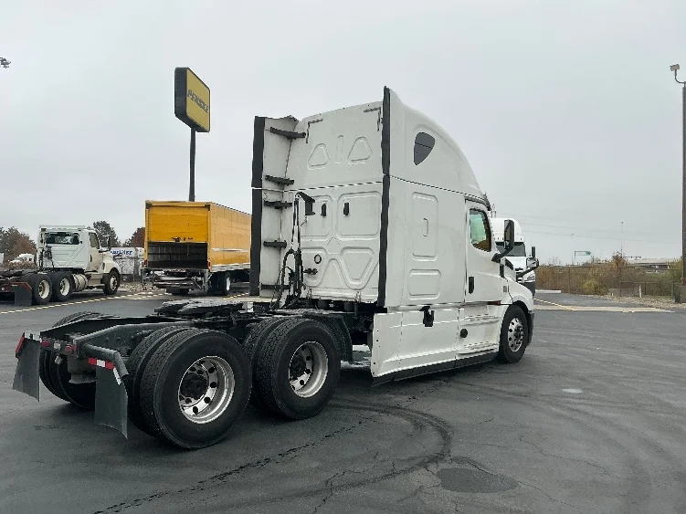 2020 Freightliner Cascadia in Columbus, OH — photo 7