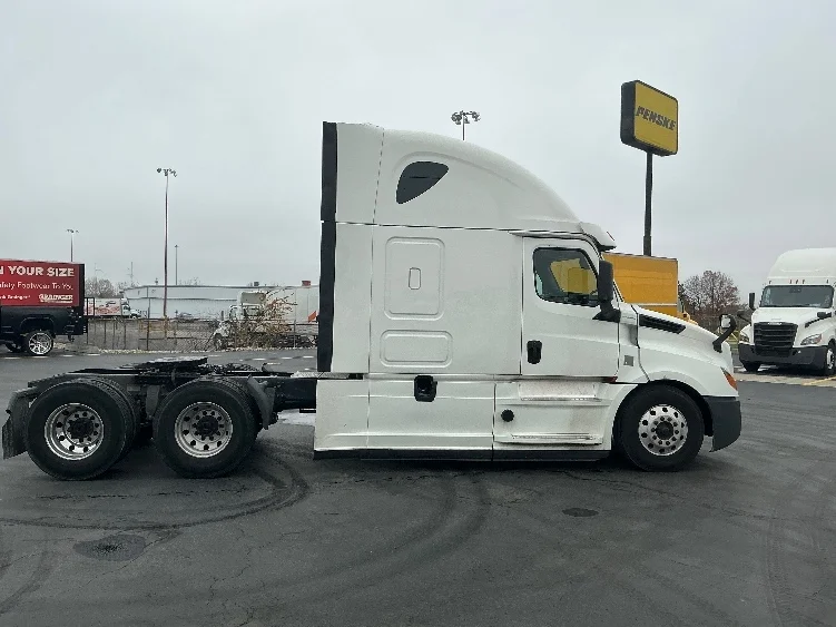 2020 Freightliner Cascadia in Columbus, OH — photo 8