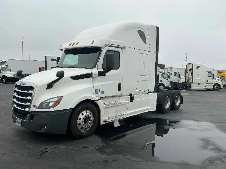 2020 Freightliner Cascadia in Columbus, OH — photo 3