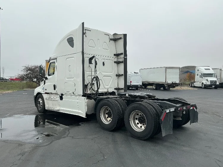 2020 Freightliner Cascadia in Columbus, OH — photo 5