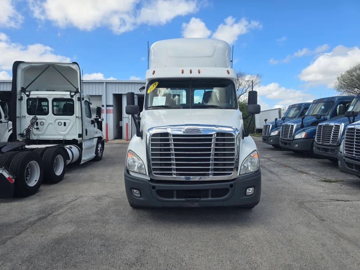 2019 Freightliner Cascadia - image 2