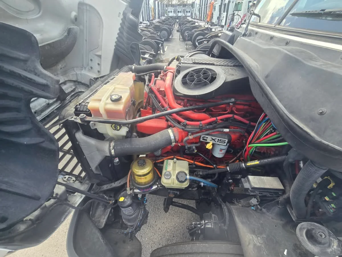 2019 Freightliner Cascadia - image 8