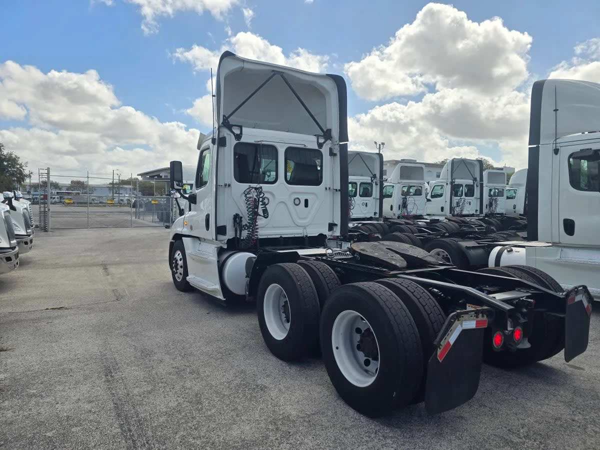 2019 Freightliner Cascadia - image 4