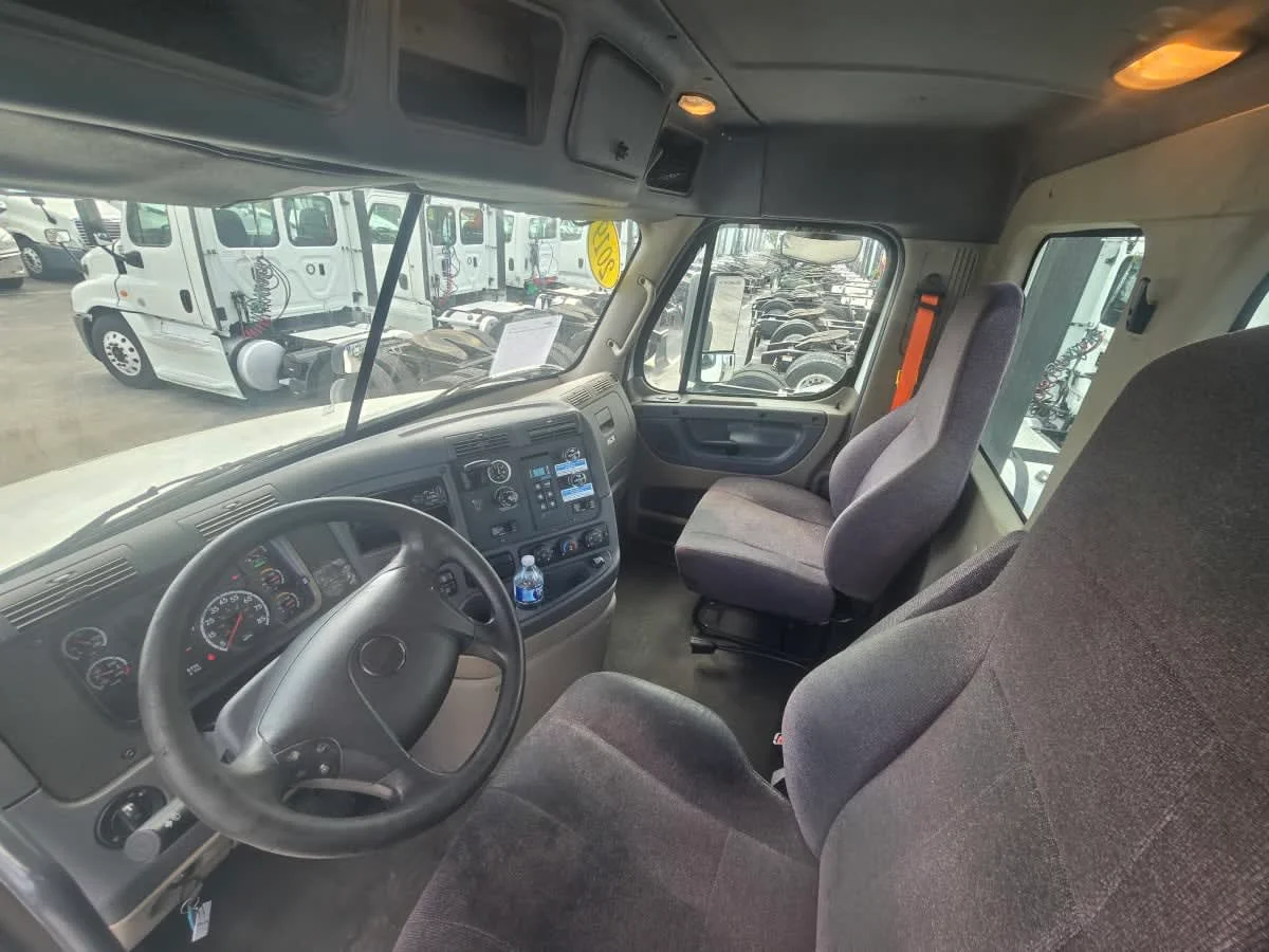 2019 Freightliner Cascadia - image 7