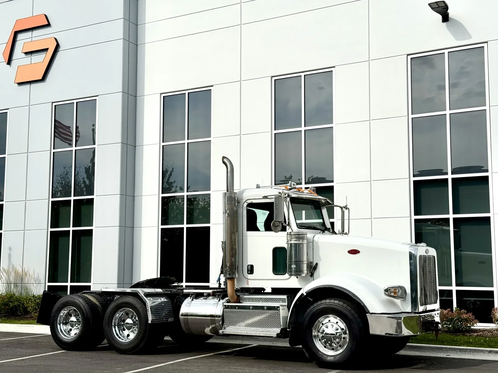 2015 Peterbilt 367 in New Lenox, IL — photo 2