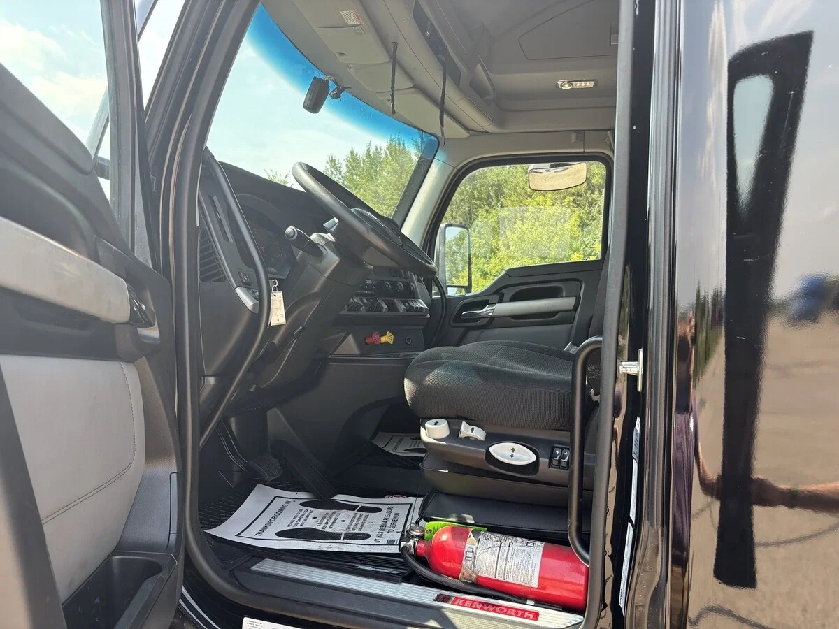 2023 Kenworth T680 — photo 10