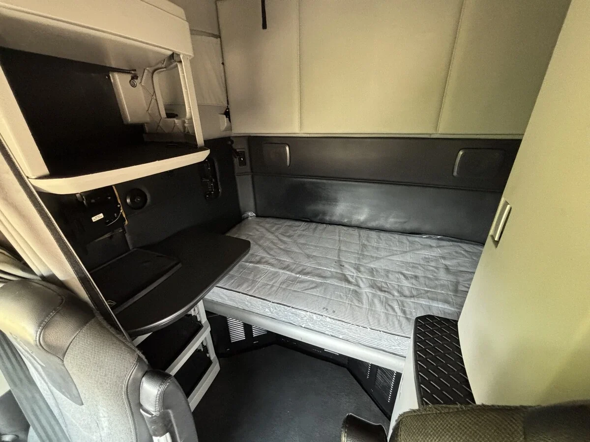 2023 Kenworth T680 — photo 13
