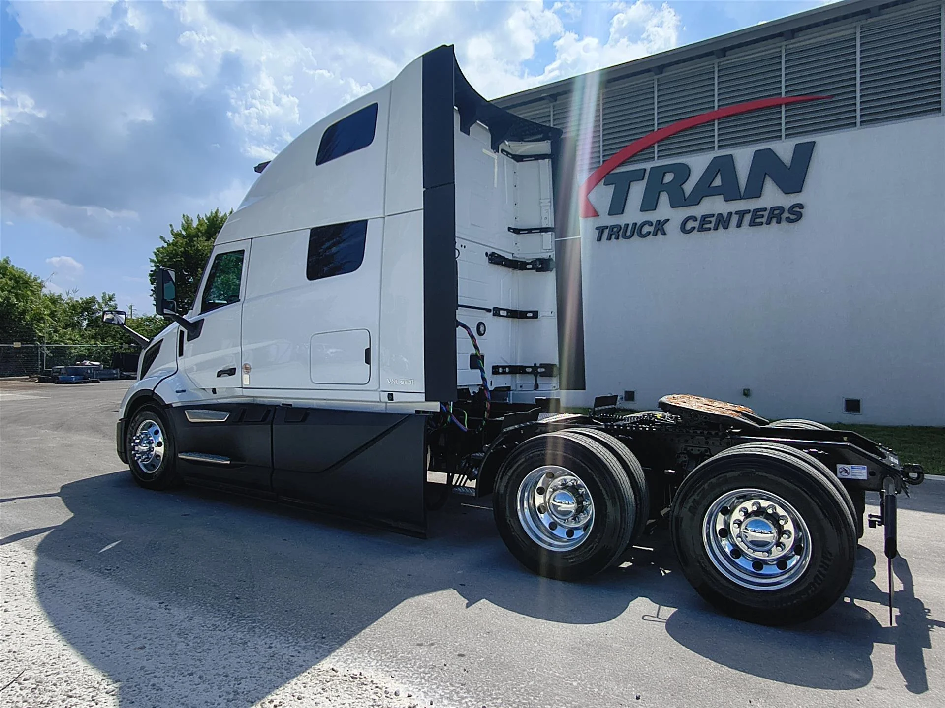 2027 Volvo VNL 860 in Fort Lauderdale, FL — photo 6