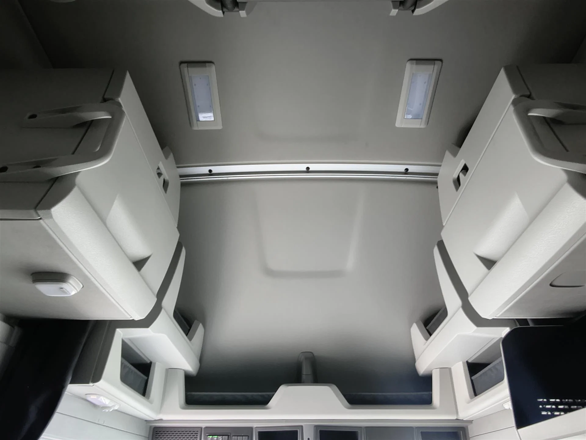 2027 Volvo VNL 860 in Fort Lauderdale, FL — photo 14