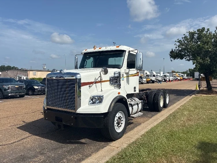2020 Freightliner Coronado in Richland, MS — photo 3